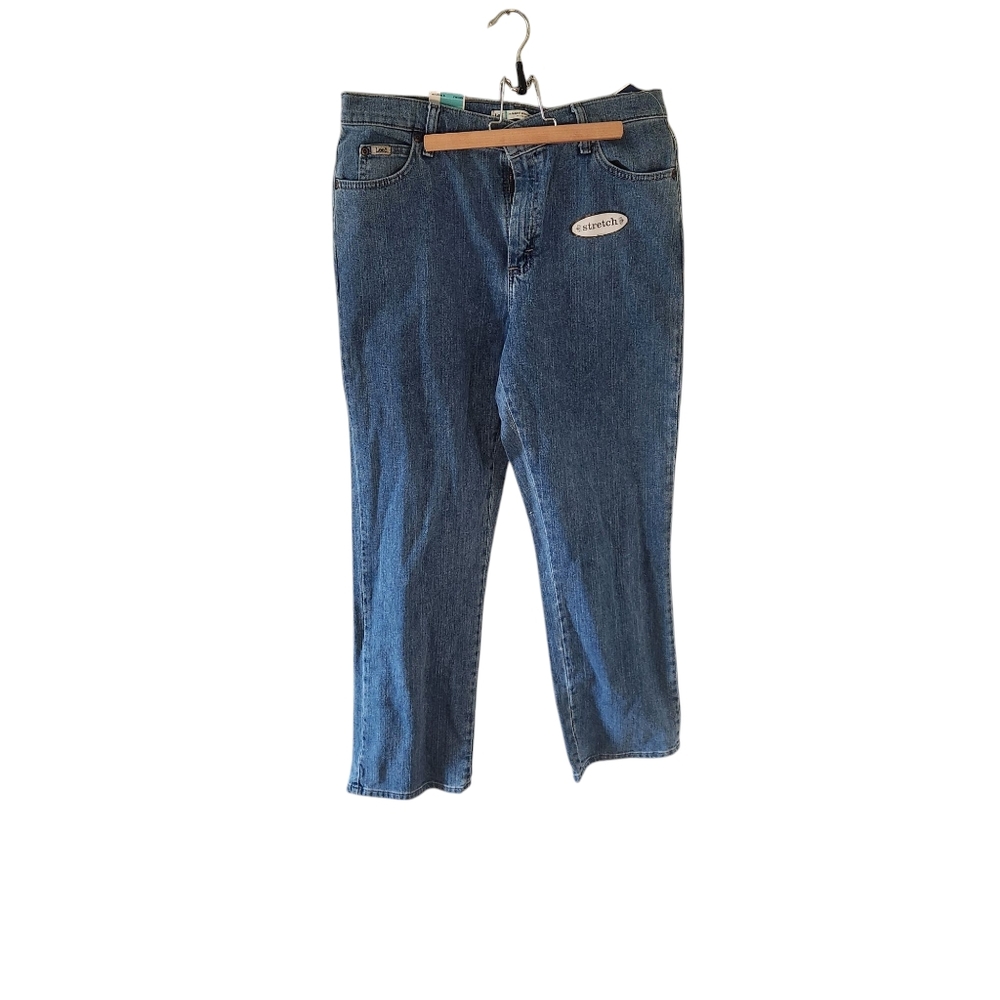 Lee Relaxed Fit Stretch at The Waist. Straight Fit Classic Blue Jeans.